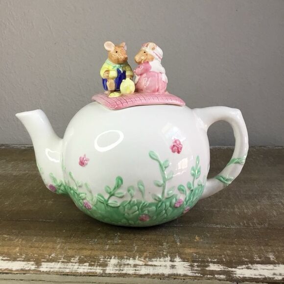 Vintage 90s Cottagecore Farmhouse Country Mouse Picnic Novelty Kitsch Teapot - Picture 1 of 7